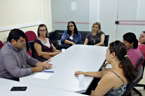 Clayton recebe denúncia sobre processo seletivo de professores substitutos