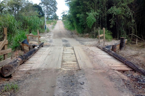 Ponte de madeira no Bairro dos Pereiras recebe manutenção