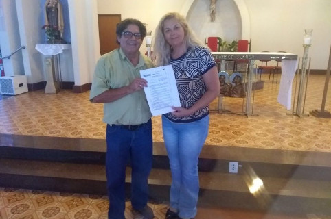 Lu Bogo entrega Moção de Aplausos ao Padre Israel Alves de Souza