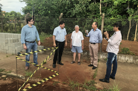 Após indicações de vereadores, Prefeitura desobstrui bueiros no Jardim Nova Itália