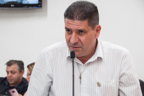 Helder do Táxi protocola requerimento questionando multas de trânsito