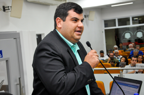 Vereador Clayton Silva solicita esclarecimentos sobre problemas no asfalto do Residencial Rubi