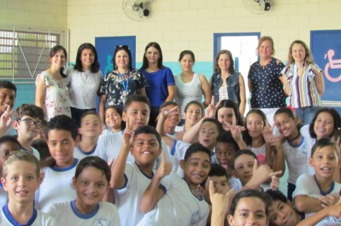 A pedido de alunos, vereadora Carolina Pontes visita escola municipal