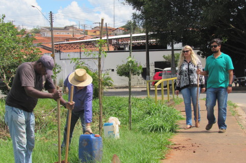 Lu Bogo acompanha plantio de árvores no Jardim Boa Esperança