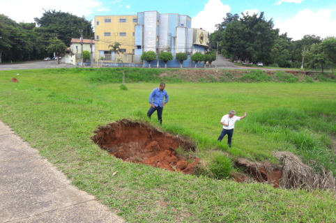 Waguinho da Santa Luzia acompanha vistoria em área verde no Parque Hipólito