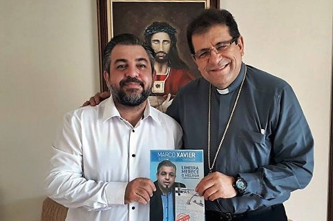 Marco Xavier entrega prestação de contas do mandato a bispo diocesano
