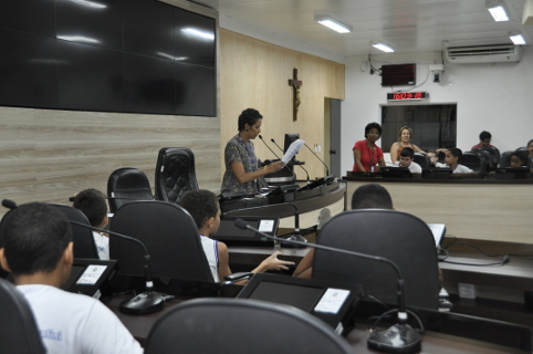 Alunos sobem ao Plenário em aula inaugural do Conhecendo a Câmara