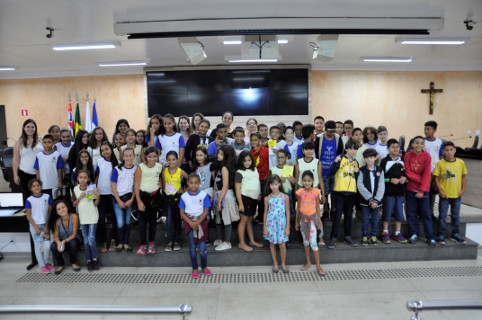 Estudantes participam de oficina literária na Câmara Municipal