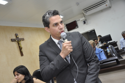 Anderson Pereira pede informações sobre recursos disponíveis para melhoria do trânsito na cidade