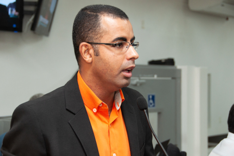 Waguinho questiona prefeitura sobre contrato na área de Segurança Pública