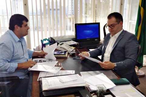 Clayton Silva viabiliza ações para área social em Limeira
