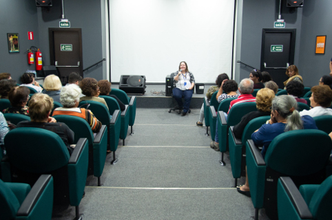 Cine Câmara: Escola Legislativa debate liderança com idosos