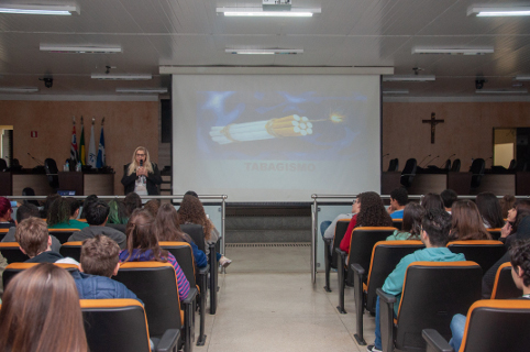 Alunos aprendem sobre malefícios causados pelo fumo, na Câmara