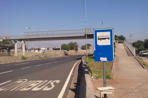 Helder do Táxi pede cobertura para ponto de ônibus no Nossa Senhora das Dores. 