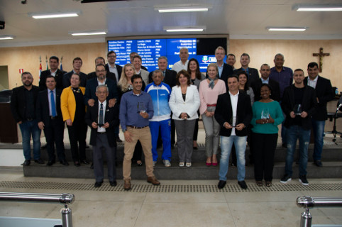 Câmara entrega Troféu José Carlos da Silva Fumaça à atletas e instituição