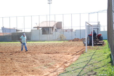 Campo de futebol fechado começa a ser recuperado