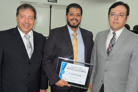 Wagner Barbosa entrega diploma de honra ao advogado Israel Bittar