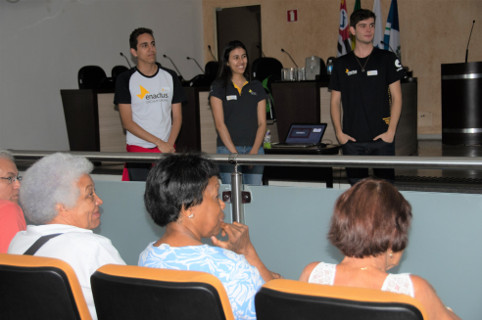 Idosos iniciam curso de Inclusão Digital e Uso da Tecnologia