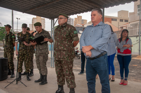 Dispensados do Serviço Militar, jovens participam da Cerimônia de Compromisso à Bandeira