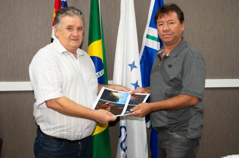 Idealizador de projeto que cria árvores de natal de garrafas pet visita Câmara