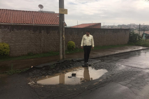 Helder do Táxi pede operação tapa-buracos na rua Salvador Carlos