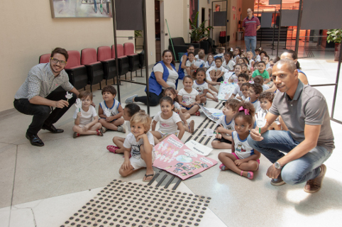 Alunos do maternal e pré visitam gabinetes na Câmara para entregar pombas da paz