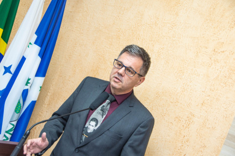 Lei perpetua nome de Emiliano Bernardo no Teatro Vitória