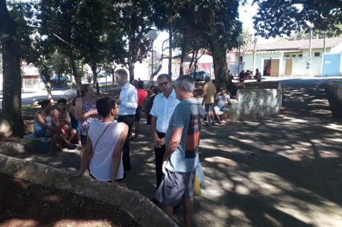 Moradores reformam praça e pedem serviços públicos