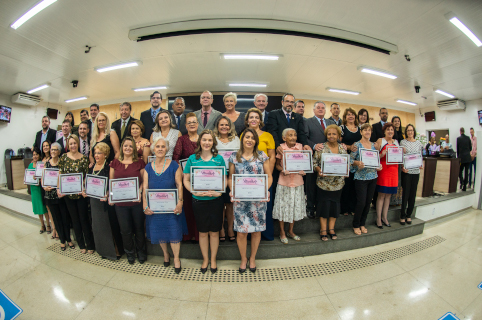 Câmara celebra mês da mulher com entrega de diplomas