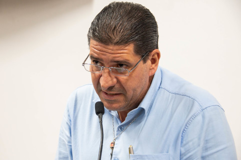 Helder do Táxi indica à Prefeitura poda de árvores e mato alto