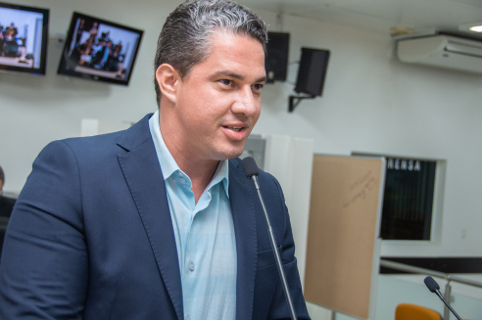 Anderson Pereira questiona Prefeitura sobre placas e iluminação pública 