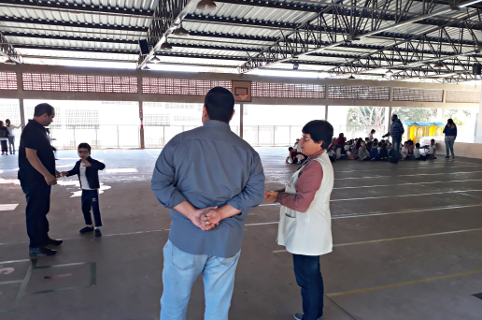 Clayton Silva visita escola no Jardim Caieiras