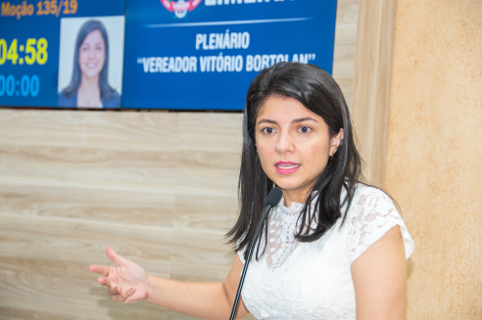 Carolina Pontes questiona Secretaria de Educação sobre processo seletivo