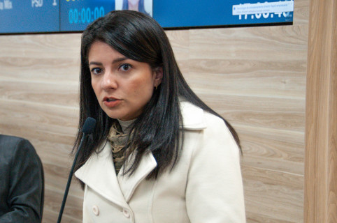 Carolina Pontes questiona critérios para concessão de alvarás no município