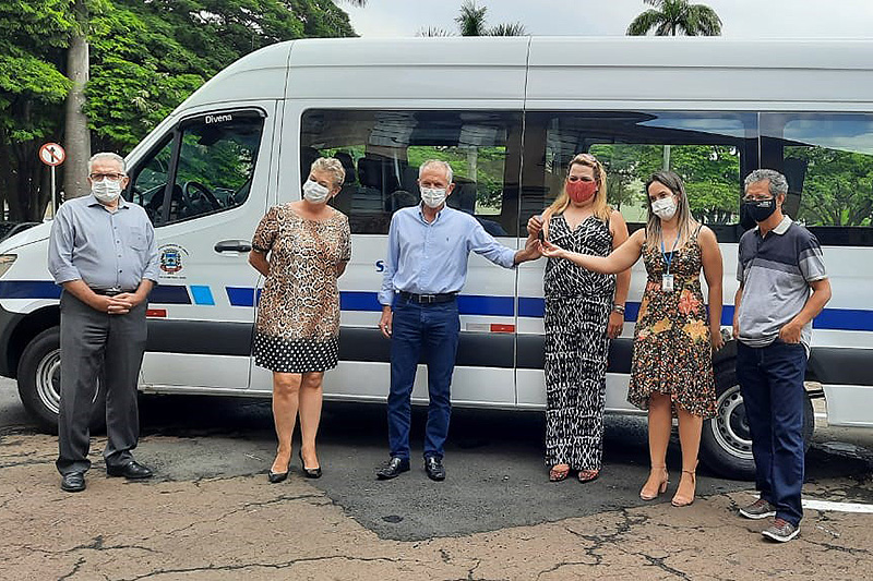 Vereadora Isabelly Carvalho participa de entrega de nova ambulância adaptada