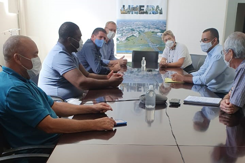 Comissão de Obras faz reunião no Gabinete do Prefeito sobre fossa da escola Martim Lutero