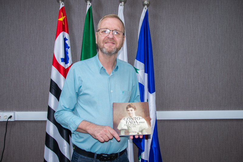 Presidente da Câmara recebe livro de escritor limeirense sobre imigração alemã