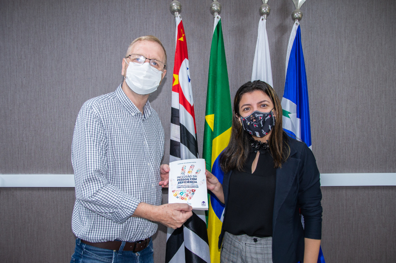 Presidente da Câmara recebe livro da ex-vereadora Carolina Pontes