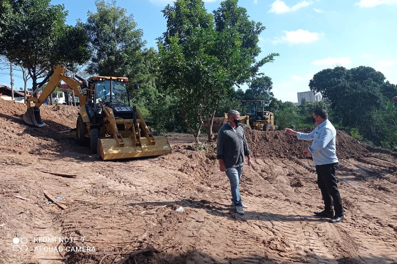 Área verde no Residencial Antônio Brigato é limpa a pedido de Helder do Táxi