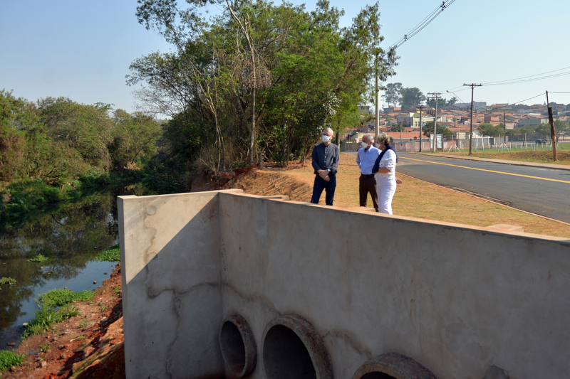 Sidney Pascotto ao lado do prefeito Mario Botion e da vice-prefeita Erika Tank
