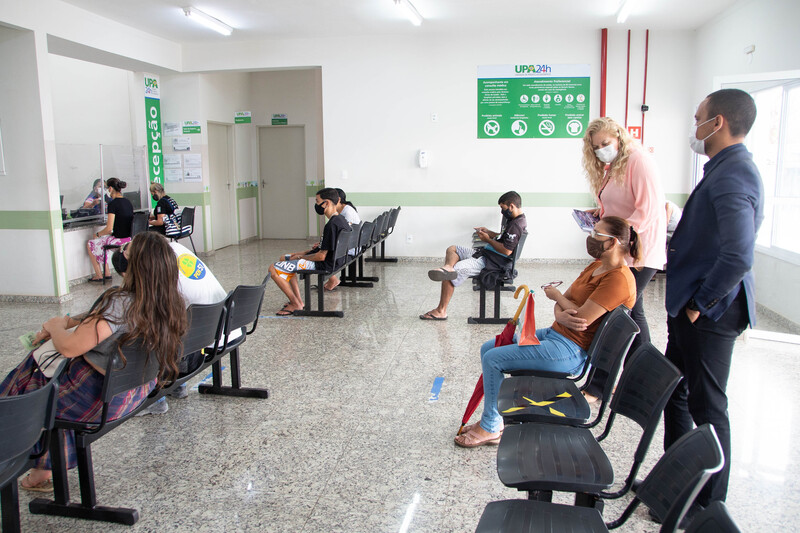 Vereadores conversaram com pacientes sobre o tempo de espera