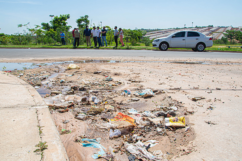 Comissão de Obras visita Jardim Jequitibás e encontra problemas em asfalto e na drenagem da água