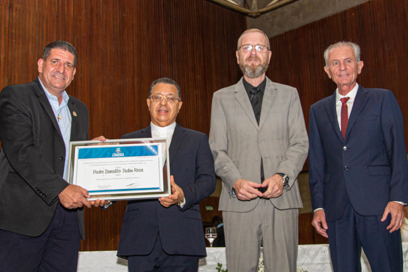 Câmara entrega Diploma de Gratidão e Medalha de Mérito Cívico ao padre Benedito Tadeu Rosa