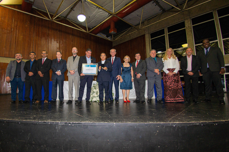 Câmara entrega Diploma de Gratidão e Medalha de Mérito Cívico ao padre Benedito Tadeu Rosa