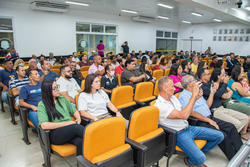 Familiares e amigos durante sessão solene