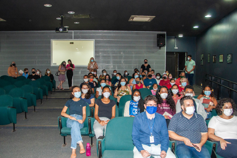 Público da primeira sessão do Cine Câmara