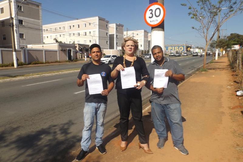 Isabelly Carvalho pede melhoria no trânsito na Avenida Dr. Lauro Correa da Silva