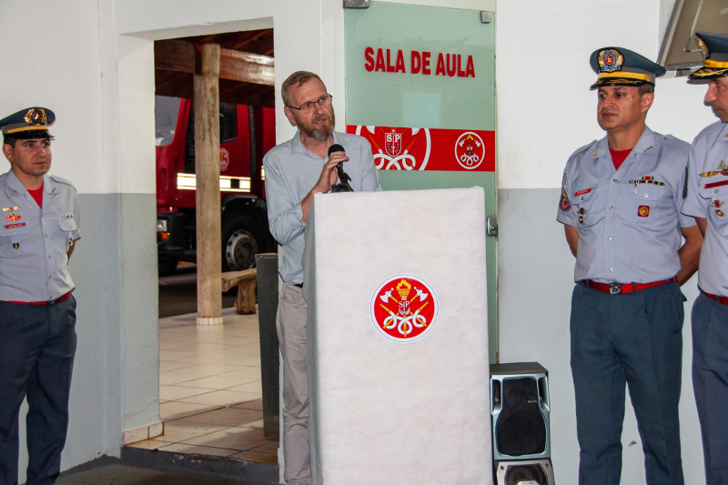 Presidente participa de entrega de caminhão ao Corpo de Bombeiros