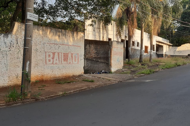 Vereadora questiona Prefeitura sobre limpeza da região do antigo Clube do Galo