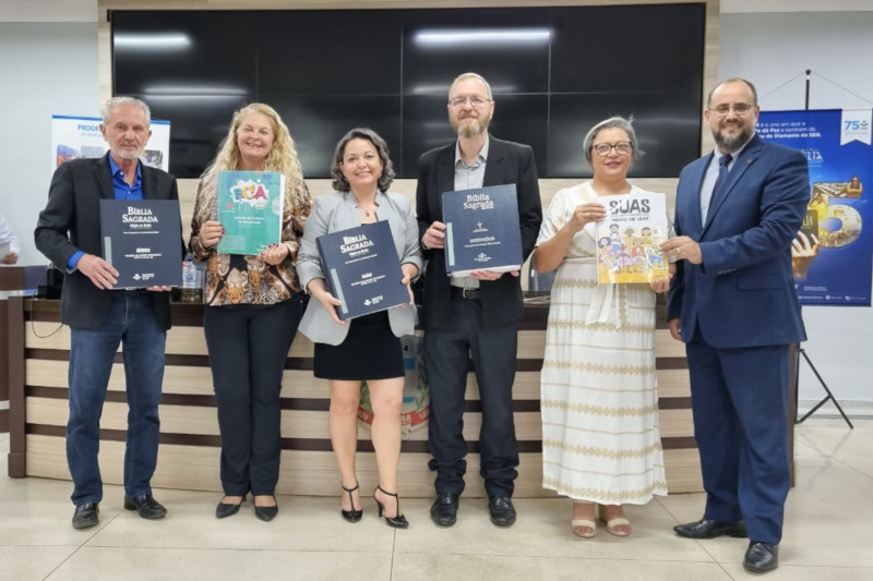 Na Câmara, Sociedade Bíblica do Brasil entrega exemplares de Bíblia em Braile ao município